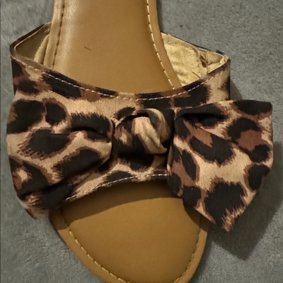 Old Navy Leopard Bow Slide Sandals - Tan/Brown/Black - Picture 2 of 4